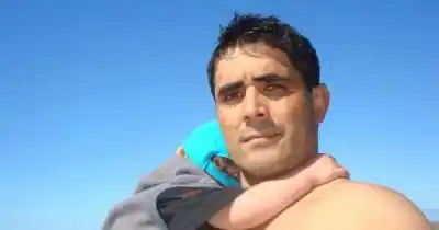 Murió un comisario de 48 años en Maipú: lo hallaron sin vida frente a su casa