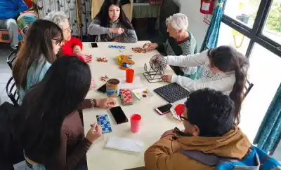 Estudiantes de Rawson y adultos mayores compartieron una jornada de huerta y juegos