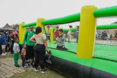 El barrio Papa Francisco festejó la Niñez con juegos y el castillo inflable