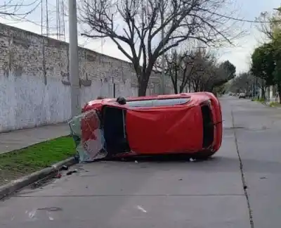 Chocó y volcó en Villa Mercedes: tenía 2,14 gramos de alcohol en sangre