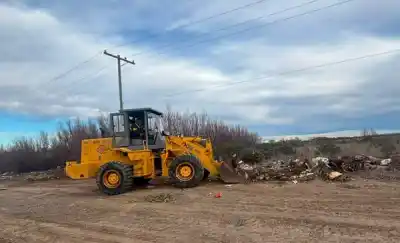 Cada 40 días limpian el mismo mini basural en Rawson: la queja del funcionario