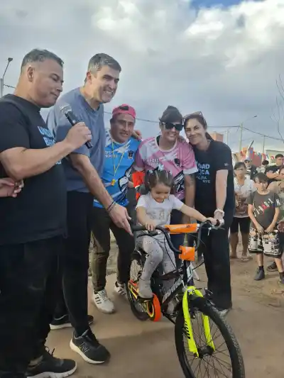 Una tarde de juegos, sorteos y shows: así festejaron el Día de las Infancias en el barrio Ara San Juan