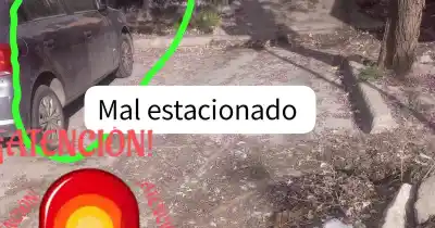 Más de un mes con escombros y un auto que bloquea el paso de la ambulancia en el 920