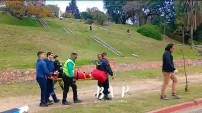 Rescataron a una mujer que se fracturó un tobillo al caer de la barranca del Parque Urquiza