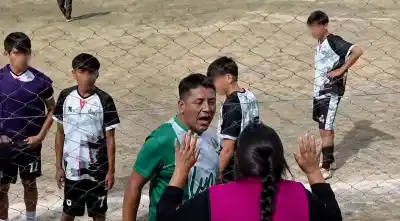 Tensión en Campo Quijano: el DT de Huaytiquina se cruzó a los gritos con una mujer tras la derrota