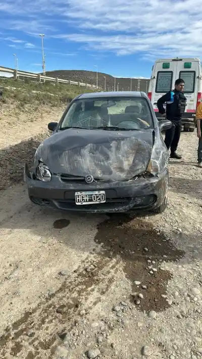 Una mujer de 67 años volcó en Comodoro y su auto terminó con daños