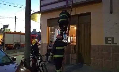 Fuego en una parrilla del barrio Este: las llamas se vieron desde la calle