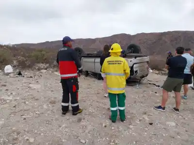 Volcó un auto con turistas brasileños en la Ruta 307 y la pareja salió ilesa