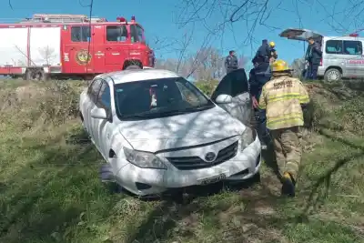 Reventó un neumático, despistó y desbarrancó en un acceso a Ibicuy