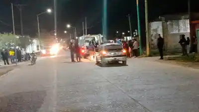 Cayeron de una moto al esquivar escombros en Añatuya: dos adolescentes hospitalizadas