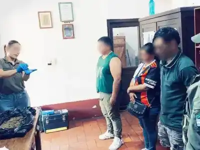 Con una campera de invierno y nervioso: llevaba casi un kilo de marihuana en la espalda