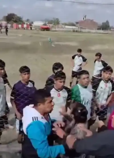 Violencia en el fútbol de Quijano: un DT y una mujer terminaron a las piñas en la tribuna