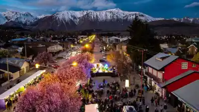 El pueblo patagónico donde la nieve convive con los ciruelos en flor