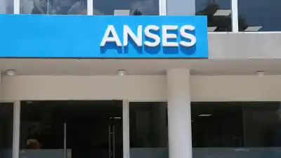 Jubilados y AUH: quiénes cobran hoy y cuánto suben los haberes en septiembre