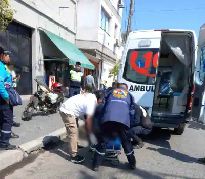 Sufrió cortes en la cabeza al caerse de la moto en el centro de Monteros