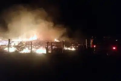 Bomberos de Ceibas combatieron un incendio de pastizales cerca de la Ruta 12