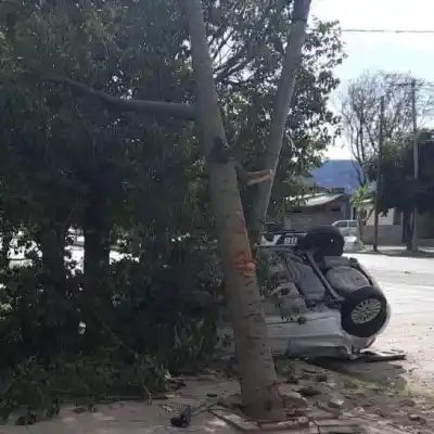 Volcó en la avenida Choya tras chocar contra una garita y un árbol