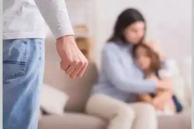 Golpeó a su pareja de 16 años y amenazó con retenerle el hijo