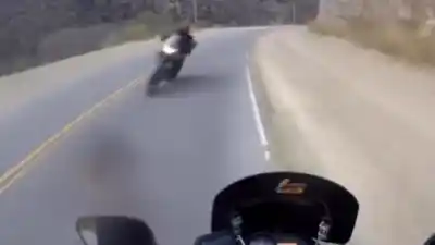 Casi choca de frente en El Rodeo: publicó el video para encontrar al motociclista
