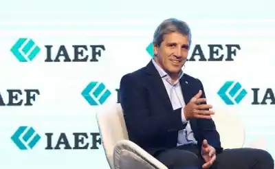 Caputo sobre la inflación: “No podemos forzar a los argentinos a tener pesos en el bolsillo”