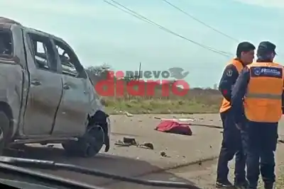 Murió al volcar su camioneta y hallaron un arma en el lugar