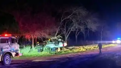 Robó una camioneta en Trenel, volcó y terminó saltando sobre el techo