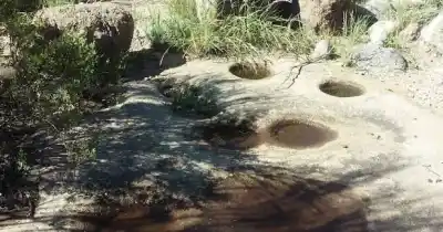 Cabalango invita a descubrir sus morteros ancestrales junto al río
