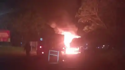 Un camión se incendió en la Ruta 12 y las llamas afectaron el semirremolque