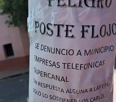 Un poste a punto de caer mantiene en vilo a los vecinos de Adán Quiroga y General Navarro