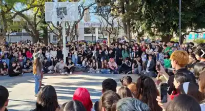 Cientos de pibes coparon la Plaza Grigera con la primera Batalla de Farmear Aura