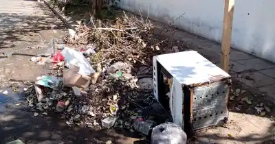 Un callejón de La Victoria tapado de basura: el reclamo que crece en Catamarca