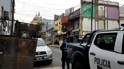 Un desalojo judicial mantiene en vilo a una sinagoga de Flores: 30 personas resisten adentro