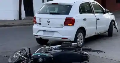 Dos motociclistas al hospital tras chocar con un auto en una transitada esquina de Salta