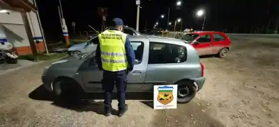 Un detalle en las patentes delató a un auto robado que viajaba de Roca a Neuquén