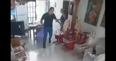 Un hombre en monopatín llegó a una casa de Avellaneda y lo que se llevó dejó a todos en shock