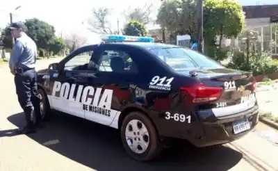 Rompió el vidrio de un comercio en Posadas pero no logró entrar: buscan a dos hombres