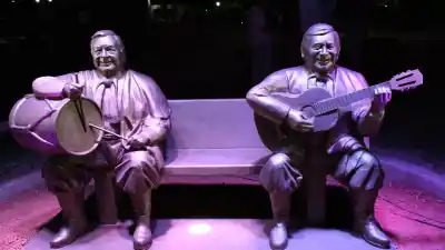 Dos voces eternas: esculturas de tamaño real para Córdoba y "Ucucha" Franco en Orán