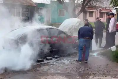 Incendio en un auto en Paraná: un testigo asegura que un motociclista arrojó nafta