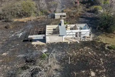Incendio forestal arrasó pastizales y acechó las casas del Barrio Santa Bárbara