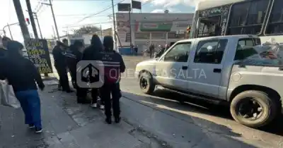 Cayó de su moto tras rozar un camión y terminó herido en avenida Chile