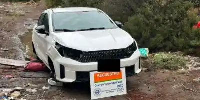 Hallaron un auto de alquiler robado sin neumáticos ni faros en un descampado