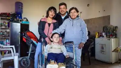 Ledesma recorrió tres departamentos y se comprometió a ser padrino de una escuela