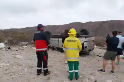 Vuelco en la Ruta 307: una pareja de turistas brasileños terminó con heridas leves