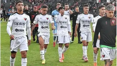Alarma en Colón: tres titulares al borde de la suspensión por amarillas