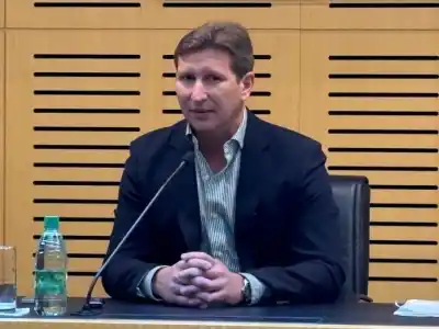 Macías promete libre circulación en la Legislatura tras la polémica por la oficina de Rovira