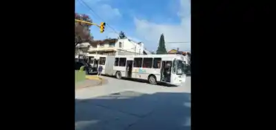 Un colectivo de la Línea 55 chocó un auto y quedó trabado en las Cinco Esquinas
