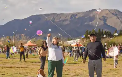 3.500 barriletes tiñeron el cielo de Merlo en una fiesta que reunió a toda la familia