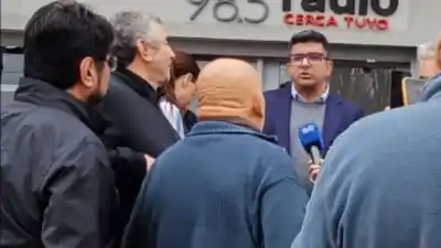 Jubilados de Caleta esperaron a Guzmán a la salida de una radio y le reclamaron por el PAMI