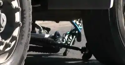 Una ciclista queda atrapada bajo un camión en una esquina clave de Rosario: su estado es crítico