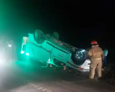 Volcó una ambulancia tras chocar contra un auto en León Rouges
